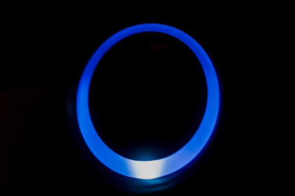 Blau leuchtender Statusring am Bedienteil der neuen Wärmepumpe.