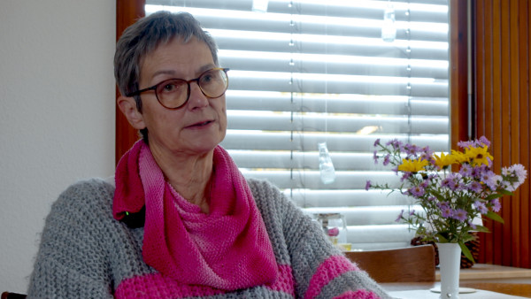 Karin Schwertner im Gespräch an ihrem Esstisch