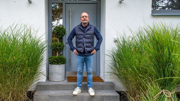 Simon Borges vor seinem Haus