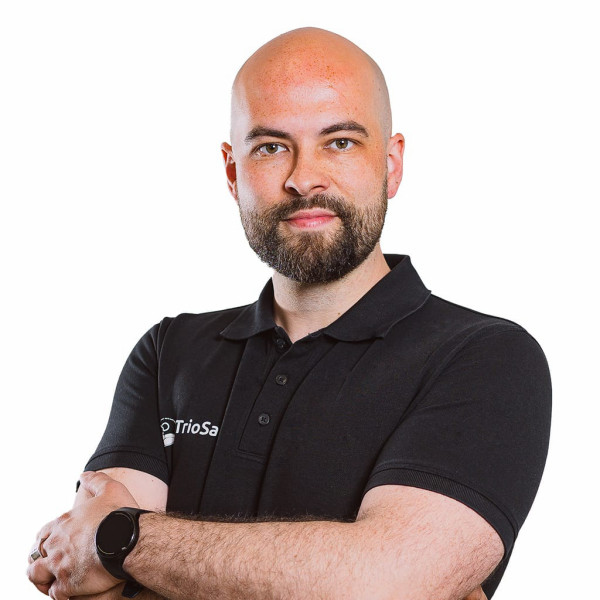Christoph Mach, Geschäftsführung und Vertrieb bei TrioSan, im schwarzen Firmen-Poloshirt