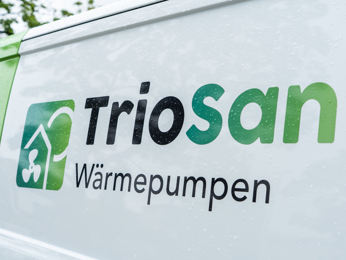Seitentür eines TrioSan-Fahrzeugs mit dem Schriftzug „TrioSan Wärmepumpen“