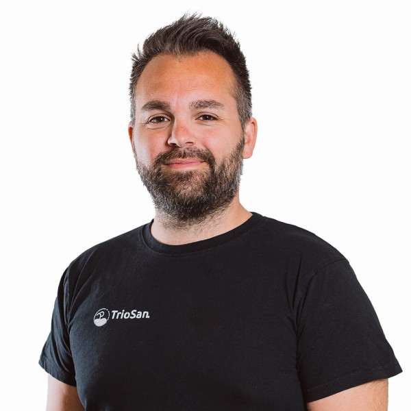 Dennis Michel, Geschäftsführung und Vertrieb bei TrioSan, im schwarzen Firmen-Poloshirt